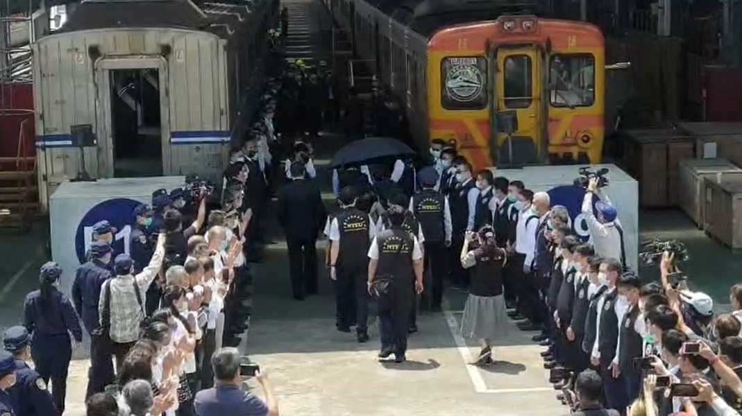 台鐵今日以專開列車，將太魯閣號殉職司機的骨灰送回台中。 圖：擷取自台鐵影片