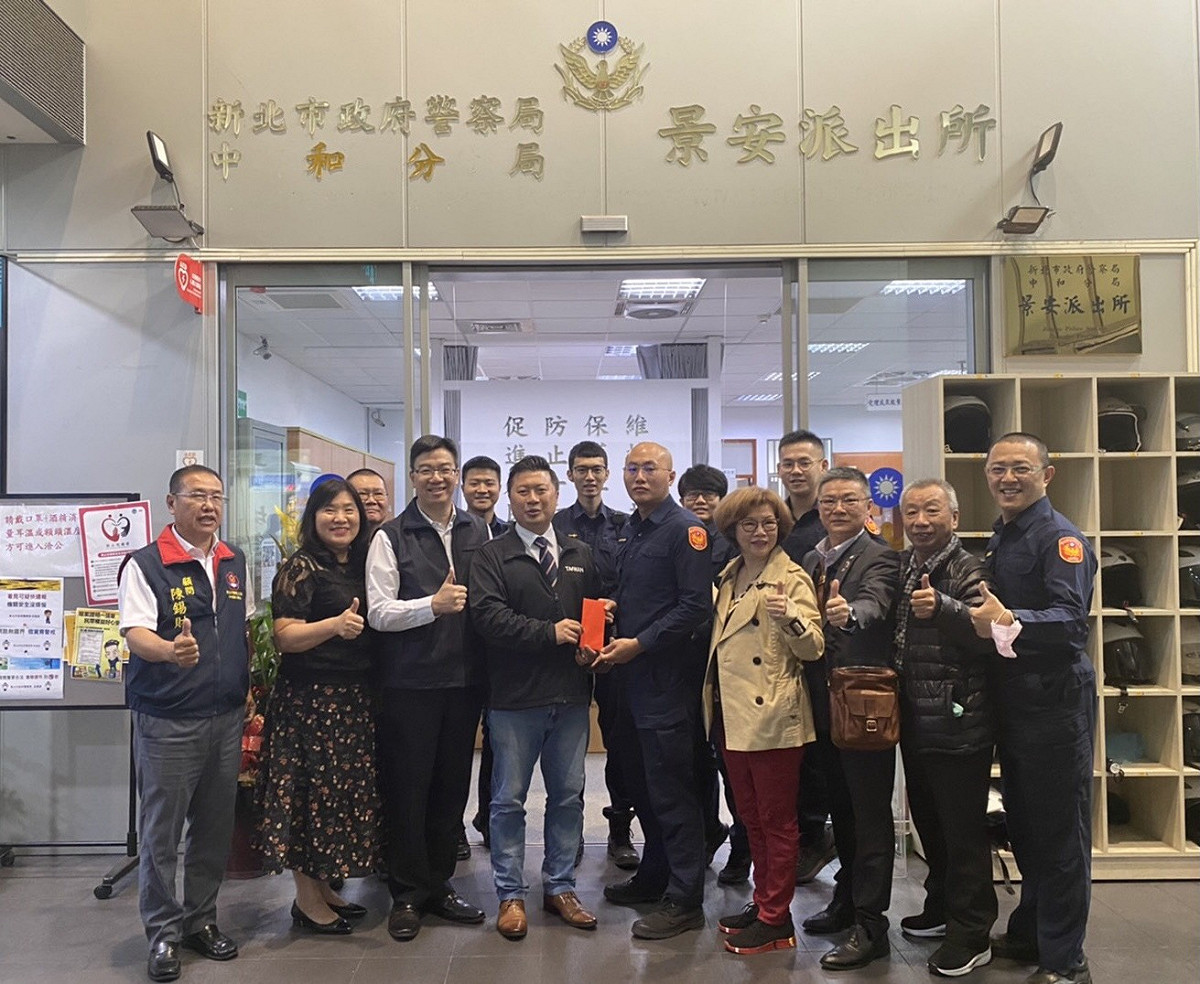 新北市議員張志豪與新北市義刑大隊二中隊隊長何季陵、新北市警友會中和辦事處中原警友站副站長陳寶村等人，赴景安派出所頒發破案獎金。 圖：張志豪服務處提供