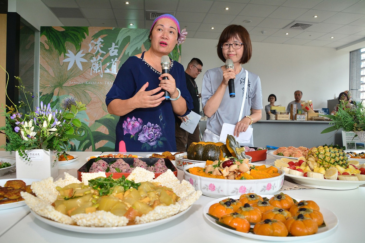 「注腳雙溪工作室」結合小農食材，開發好吃又好玩的在地菜餚「淡蘭古道手路菜」及「圓緣飯包」，讓遊客以行動支持在地有機友善產業鏈。 圖：新北市經發局提供