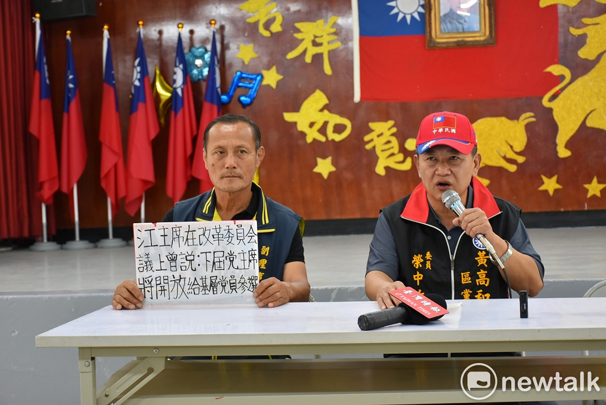 宣布參選國民黨主席的榮中竹(右)，要求江啟臣兌現承諾。 圖：孫家銘/攝