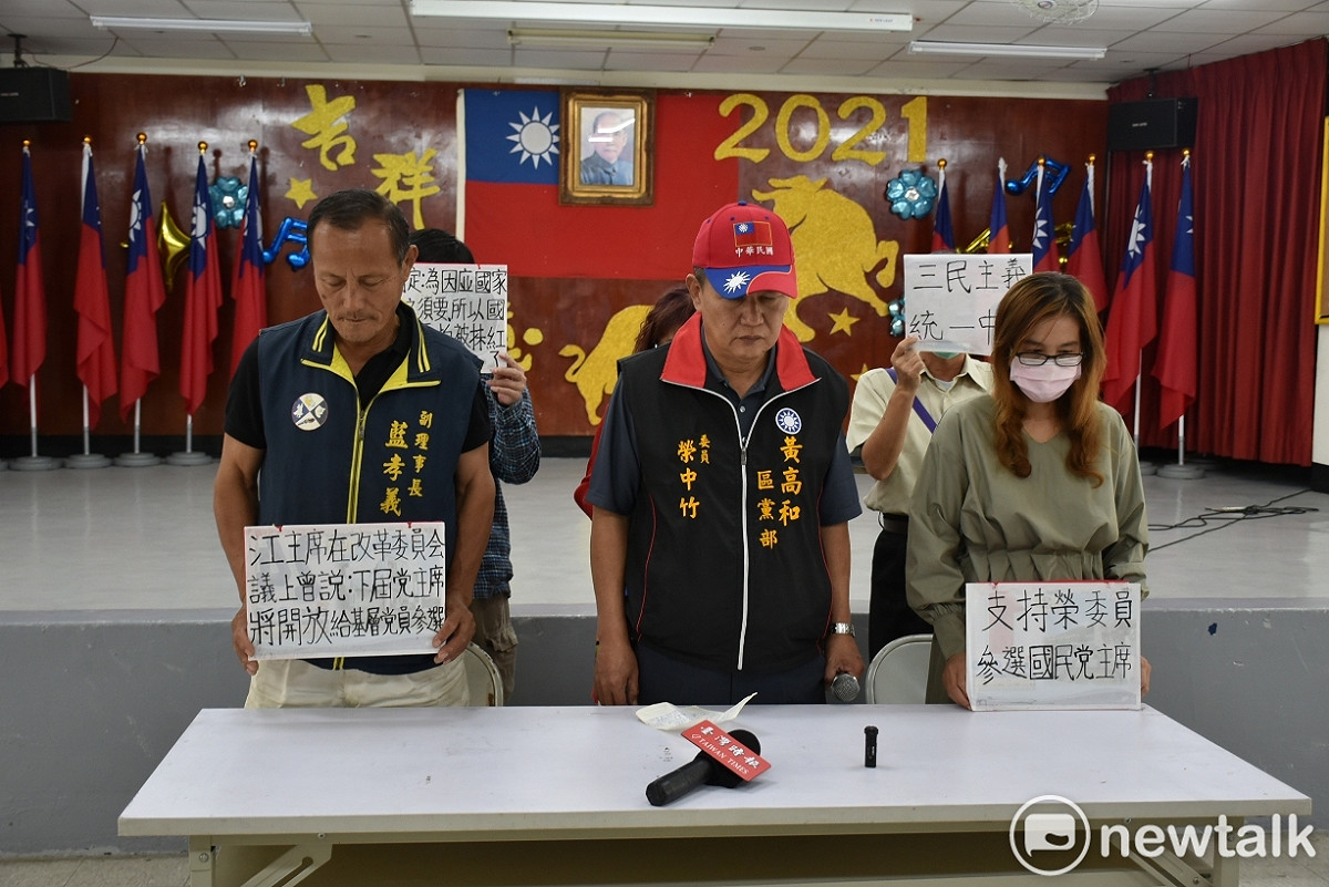 榮中竹(中)為台鐵太魯閣號罹難者默哀。 圖：孫家銘/攝