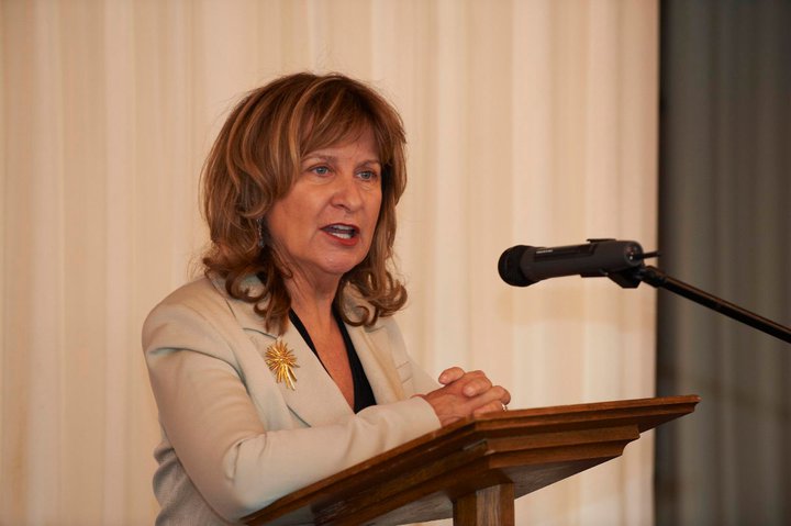 英國御用大律師海蓮娜（Baroness Helena Kennedy QC）日前被中國列入制裁名單當中，這讓她感到相當失望。 圖：翻攝自Helena Kennedy Foundation臉書