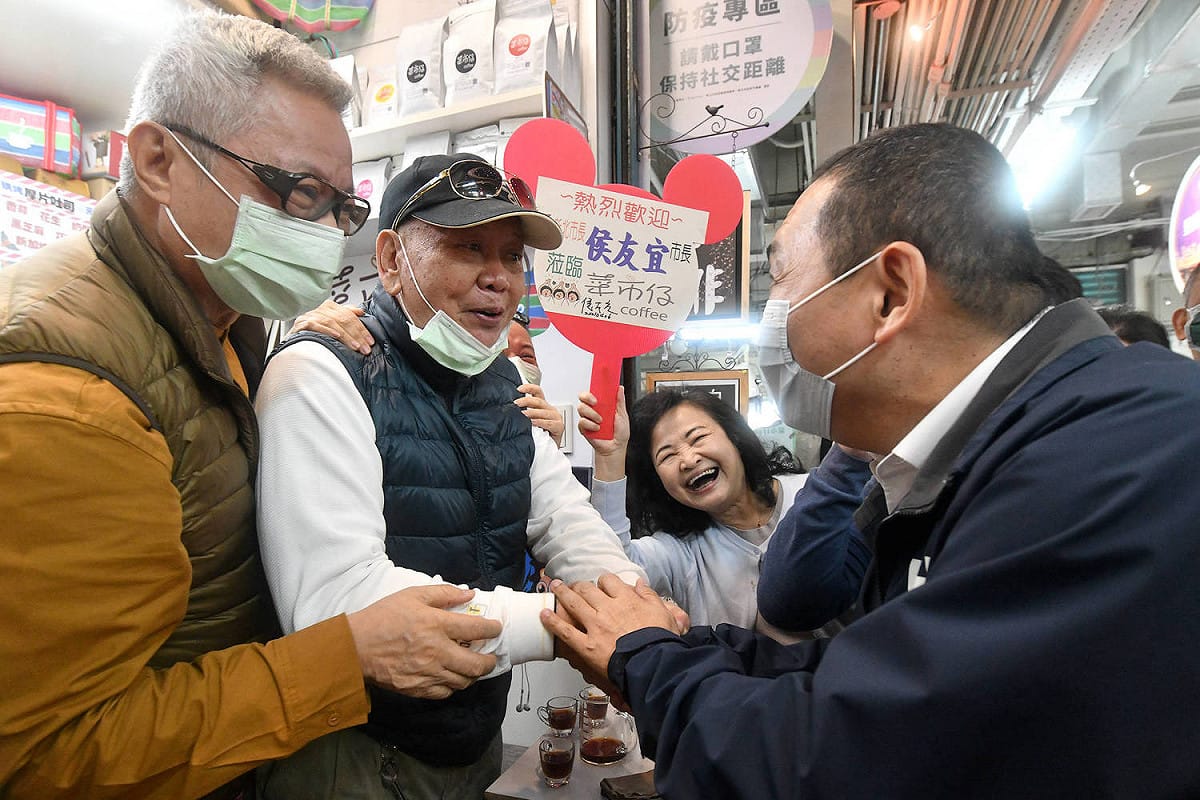 侯友宜今天視察改造後的中和坊寮市場，受攤商熱烈歡迎。 圖：新北市新聞局提供