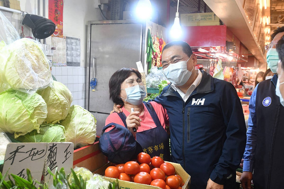侯友宜鼓勵攤商們將危機化作轉機，也感謝他們共同守護食安。 圖：新北市新聞局提供