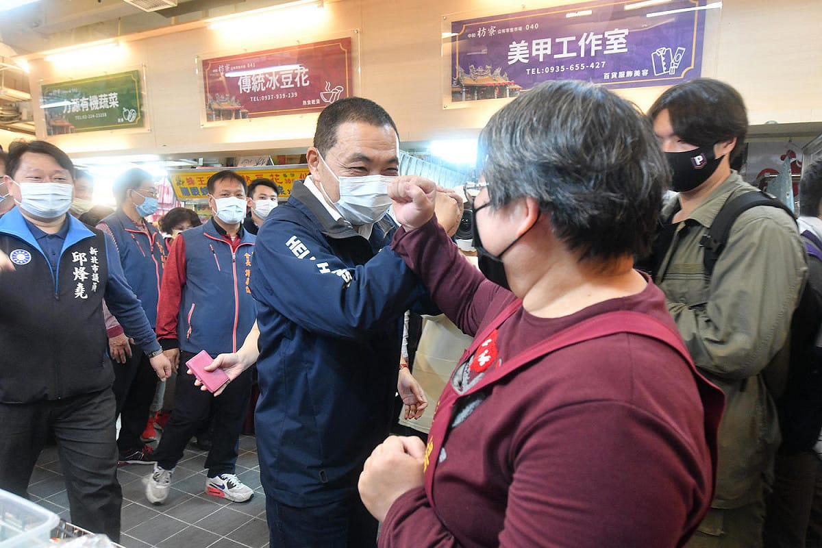 新北持續改造傳統市場，創造優質環境；市議員邱烽堯今陪侯友宜到中和枋寮市場。 圖：新北市新聞局提供