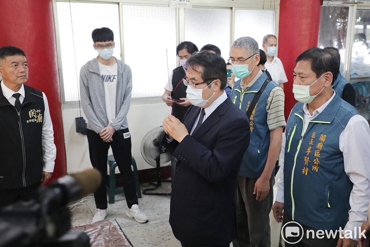 太魯閣號事故罹難者程俐欣的大體運抵台南市立殯儀館。台南市長黃偉哲在關廟區長李賢村的陪同下，前往上香致意並發放慰問金。 圖：黃博郎／攝