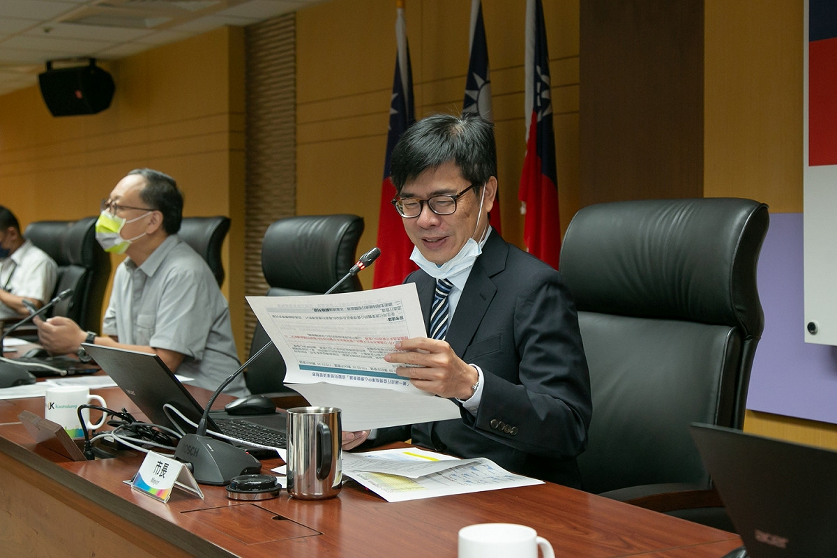 高雄市長陳其邁(右)主持疫情指揮中心應變會議。 圖：高雄市政府/提供