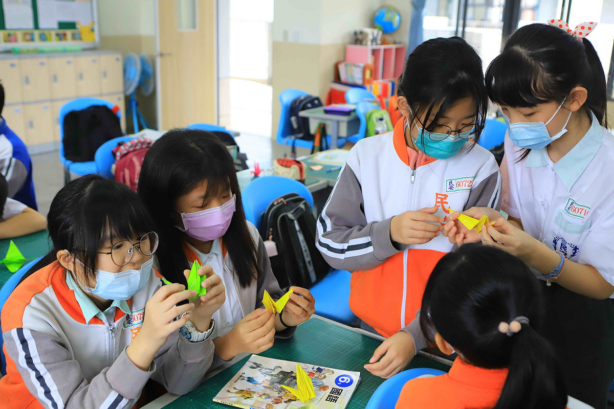 民安國小老師帶著學生折紙鶴、寫祈福卡，指導孩子以正向的態度來面對這次事件。 圖：新北市教育局提供