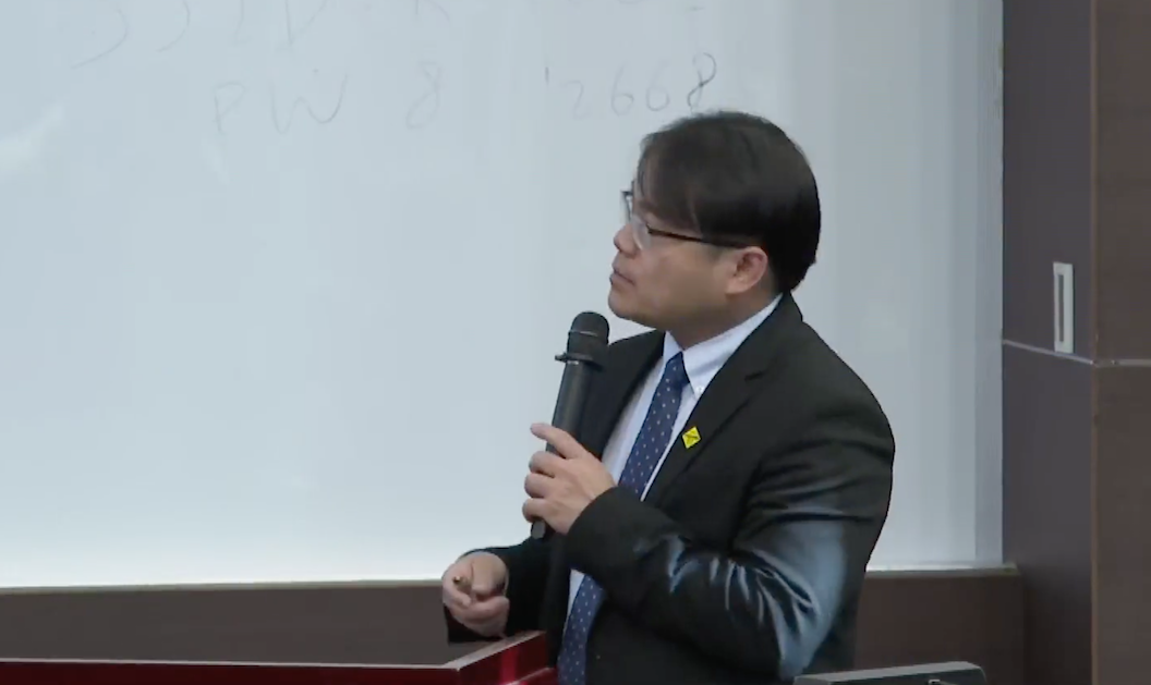 運安會委員李綱表示，從工程車上的紀錄卡上可解讀出來當時工程車是翻滾下坡，且現場不只一台車，還有其他工程車也在工作。 圖：翻攝自網路