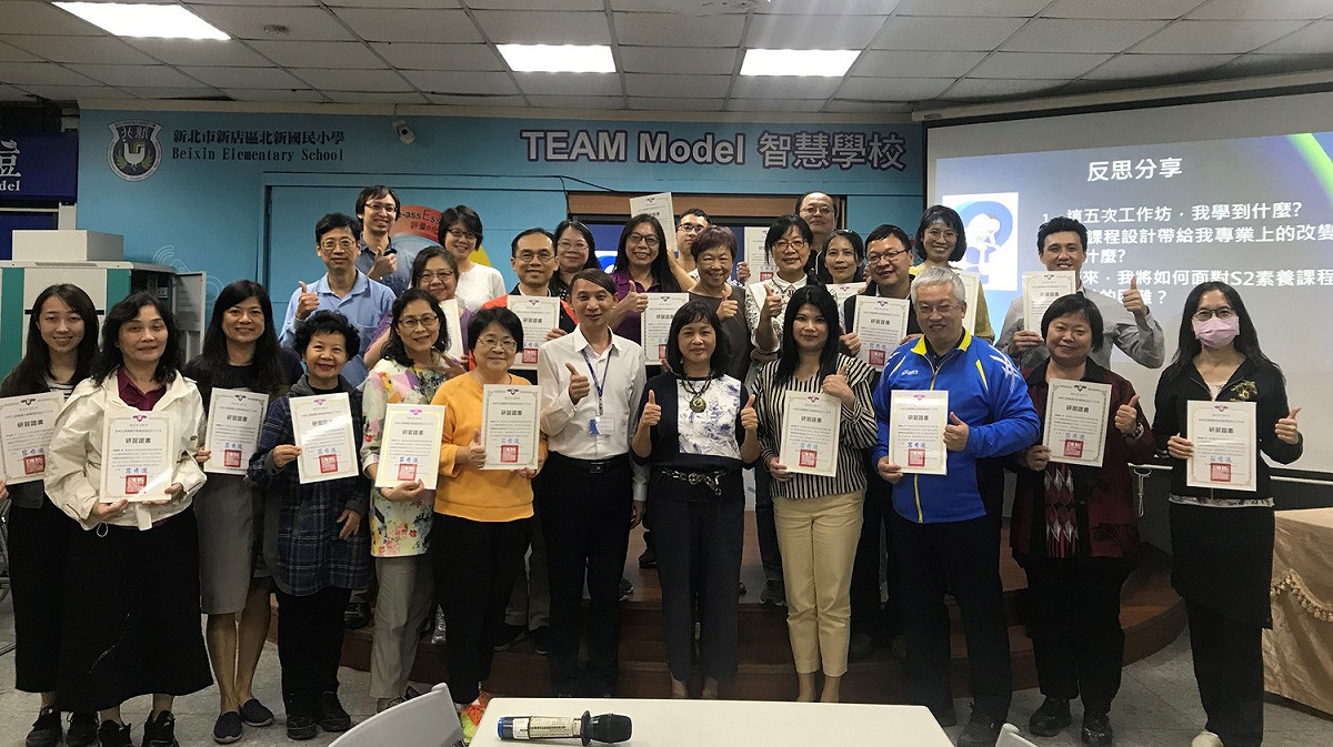 109學年度新北工作坊結訓頒授研習證書。 圖：新北市教育局提供