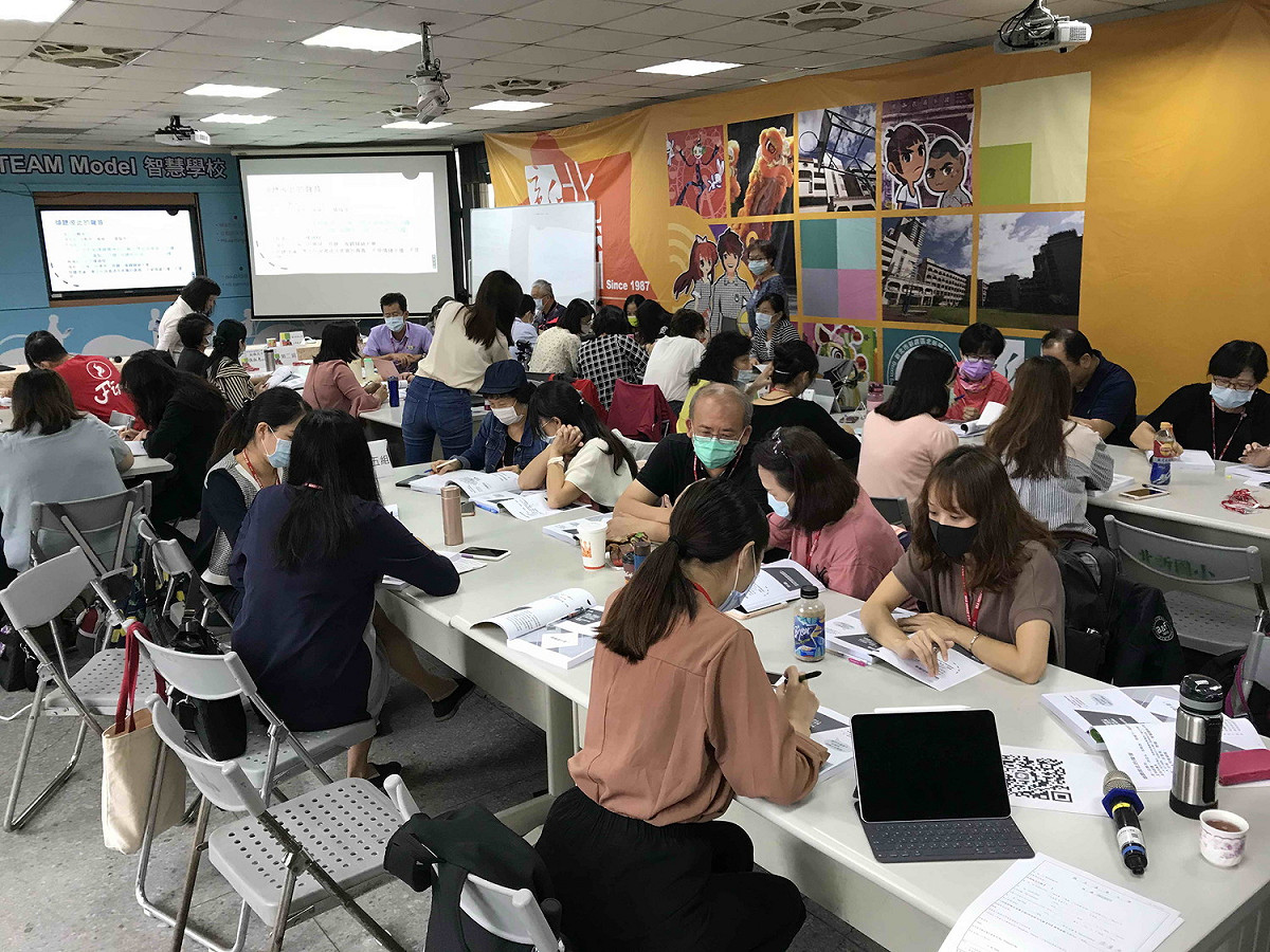 109學年度新北工作坊參與學員交流討論。 圖：新北市教育局提供