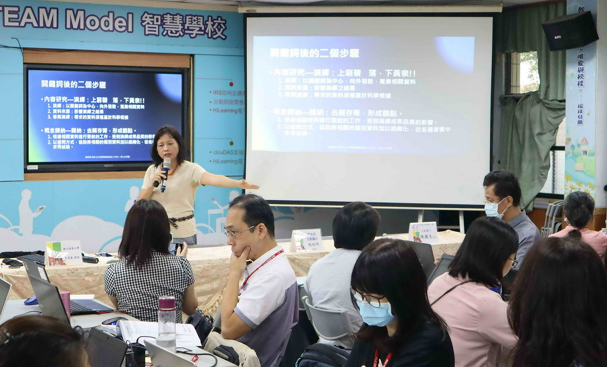 清華大學教授呂秀蓮說明課綱關鍵字內涵研究歷程。 圖：新北市教育局提供