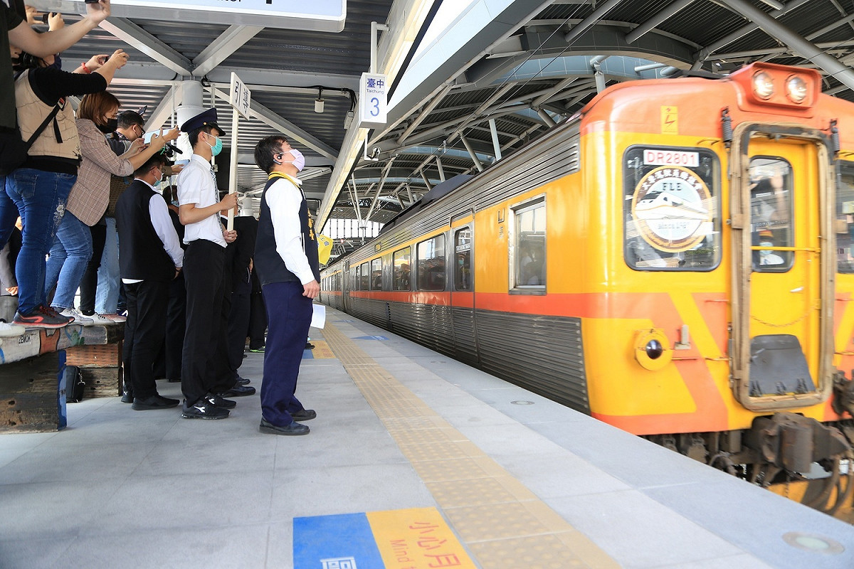 太魯閣號出軌》殉職司機員回老家 盧秀燕陪伴袁淳修親友月台迎靈