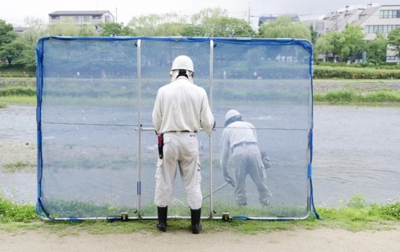 飛鳥季アスカキ指出，在日本連路邊割草都要兩人一組，一個人割、一個人拿防護網。 圖：翻攝飛鳥季アスカキ臉書