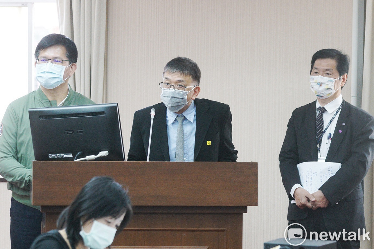 運安會主委楊宏智(圖中)表示，太魯閣號事故當時，上方工地有多輛怪手。 圖：張良一／攝