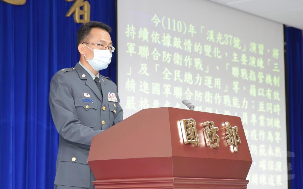 國防部作計室聯戰處處長林文皇少將於記者會中，說明「漢光37號」演習規劃。 圖：軍聞社