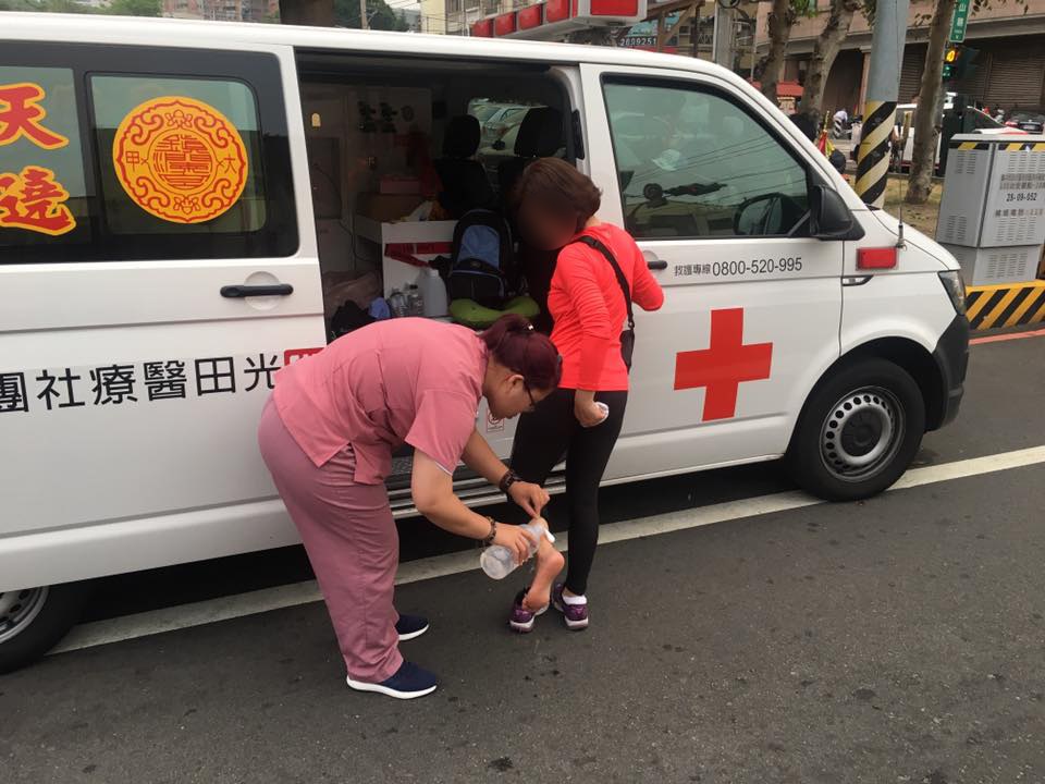 每年大甲媽遶境，光田綜合醫院都會派救護車隨行，因此如有不舒服，請記得向專業醫護團隊求救。.jpg 光田綜合醫院/提供