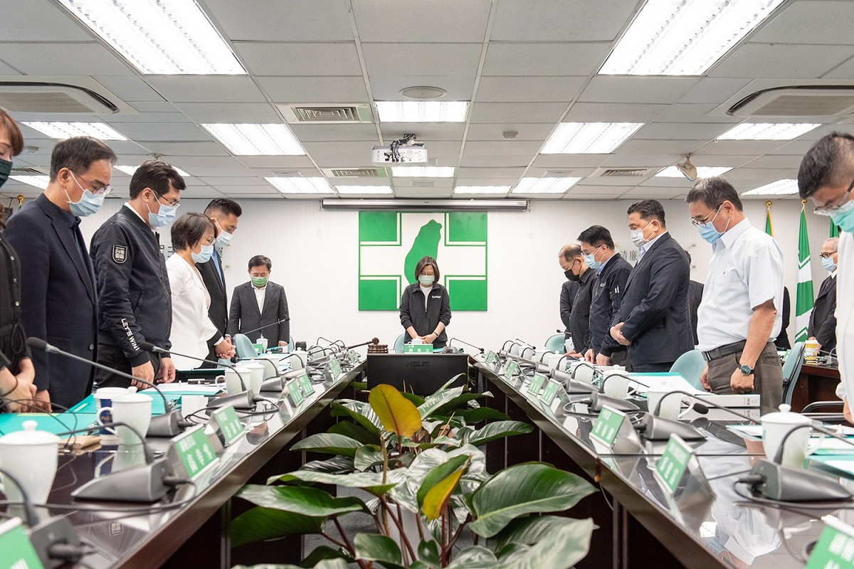 身兼民進黨主席的總統蔡英文在中常會帶領黨公職默哀 圖：民進黨提供
