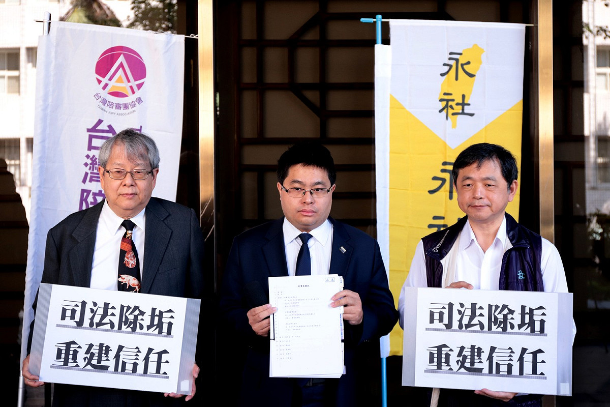 永社、台灣陪審團協會、綠色逗陣之友會今（7日）到台北地檢署，告發多名法官。 圖 : 永社提供