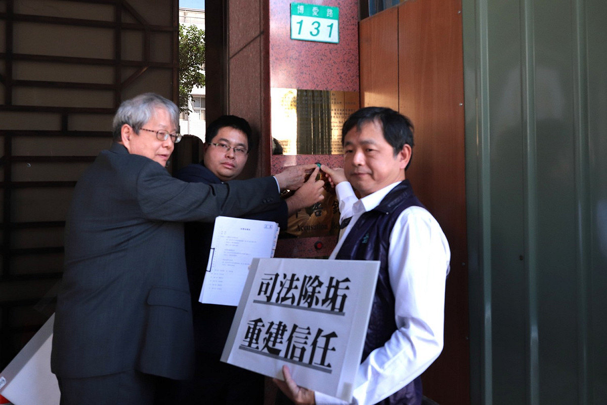 永社、台灣陪審團協會、綠色逗陣之友會今（7日）到台北地檢署按鈴申告。 圖 : 永社提供