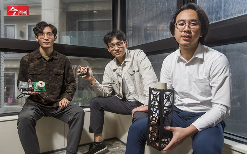 嘉義偏鄉4個21歲年輕人讓微型衛星減重省電20％。  圖：今周刊/提供