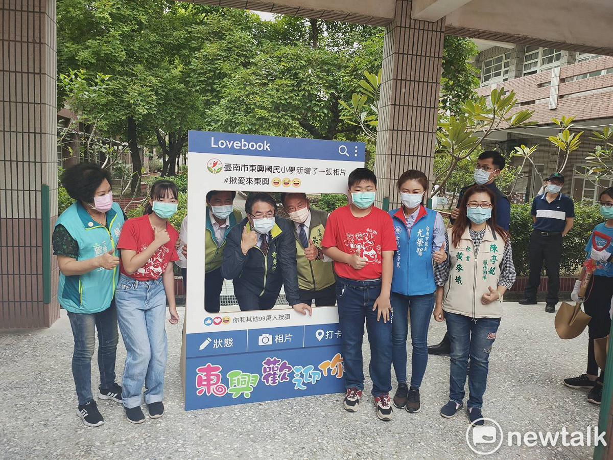 台南市政府今日舉行下營區東興國小第三棟教學大樓拆除重建工程動土典禮，台南市長黃偉哲與教育局長鄭新輝等人參與動土儀式。 圖：黃博郎／攝