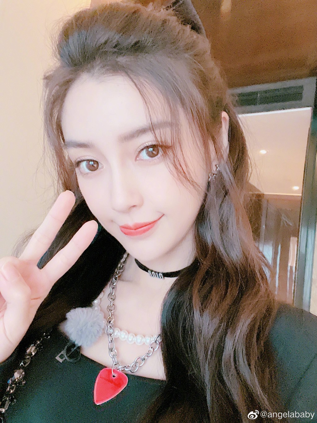 中國女星Angelababy精緻的五官幾乎一直都是搭配長髮造型。 圖：翻攝自微博