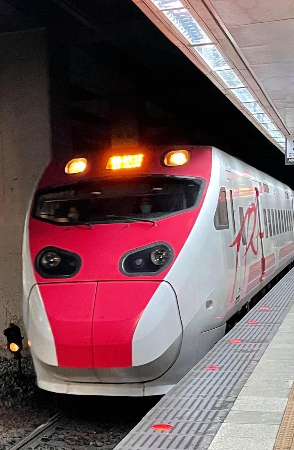 李來希搭乘開往花蓮普悠瑪列車 圖:擷取自李來希臉書