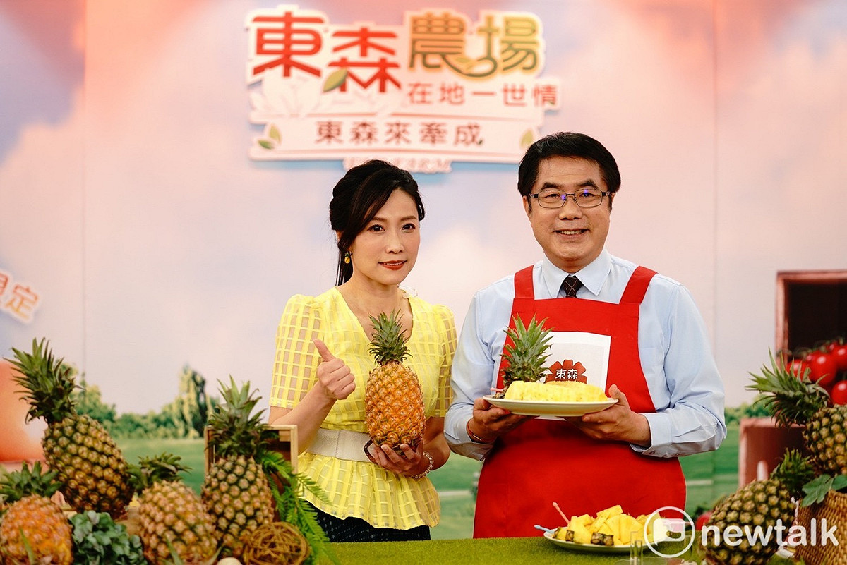 中國暫停進口台灣鳳梨後，東森購物台特別開闢「鳳梨專區」力挺台灣果農，東森農場今日與台南市政府合作，台南市長黃偉哲第六度上節目推銷台南鳳梨，推出的每箱（6至8顆）10公斤重的「台南關廟金鑽鳳梨」，並造成搶購。 圖：台南市政府提供
