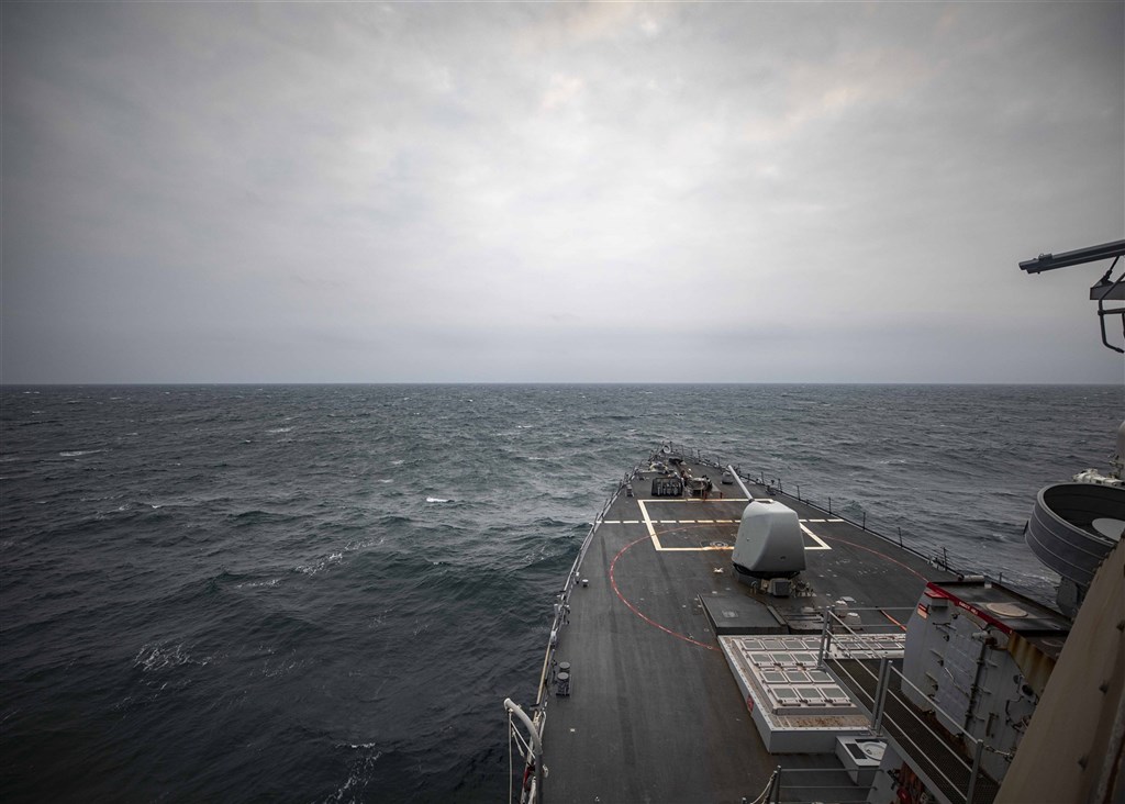 美軍伯克級神盾驅逐艦馬侃號7日通過台灣海峽。 圖：翻攝美軍第七艦隊臉書