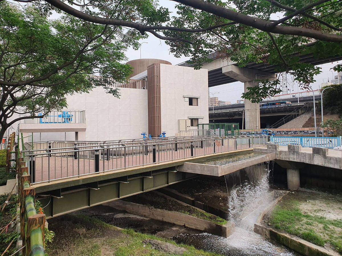 蘆洲區萬福橋上的鴨母港污水處理站，每天把3000噸污水變清水，成為鴨母港的景觀瀑布。 圖：新北市水利局提供