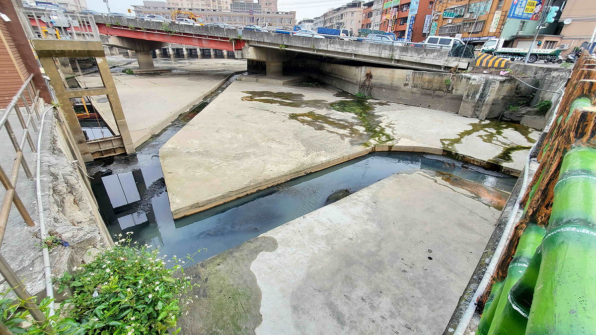 蘆洲區鴨母港溝前池污水截流及抽水站。 圖：新北市水利局提供