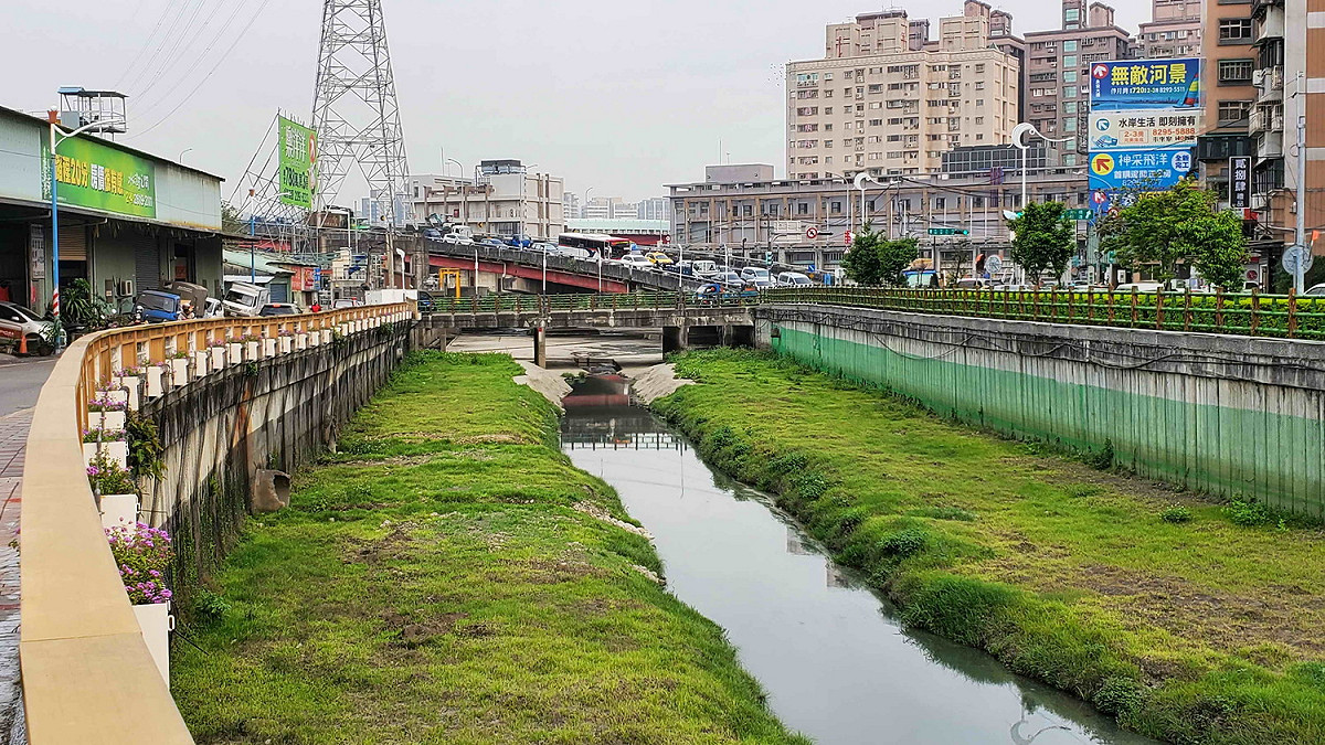 蘆洲區鴨母港溝渠底改善、版樁護岸及兩岸綠化。 圖：新北市水利局提供