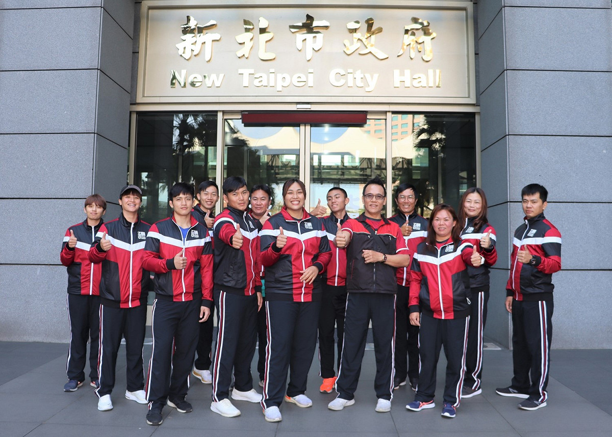 全原運新北代表隊4月7日由林慶勝總教練 (右五)帶隊獻獎。 圖：新北市原民局提供