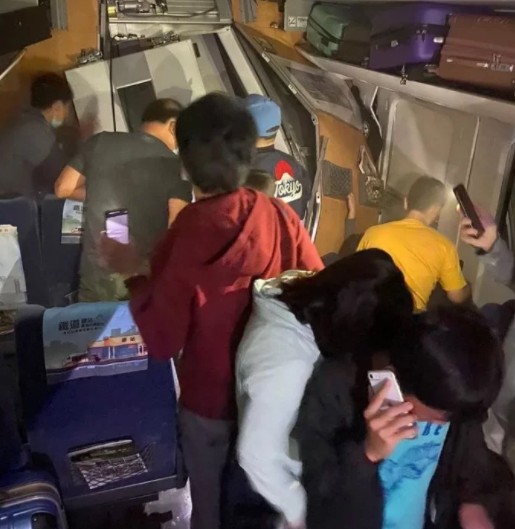 該名網友指稱，他在太魯閣號出軌意外發生之後聽到的是他這輩子聽過最淒厲的尖叫聲和哭聲。 圖：翻攝Dcard