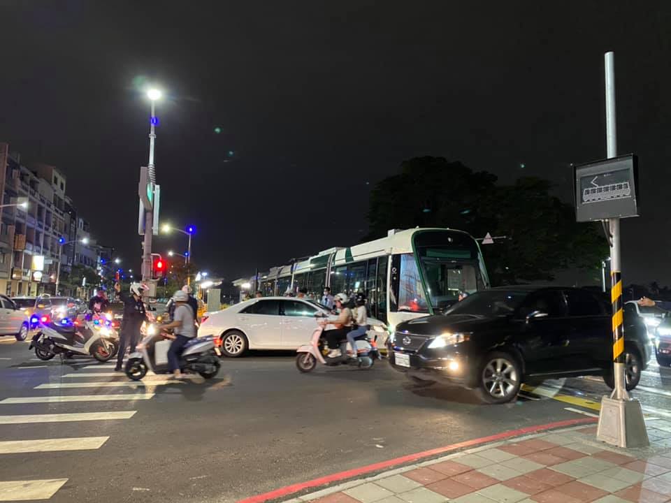 高雄輕軌列車行經凱旋三路、二聖路口時，被一輛白色轎車擦撞車身。 圖：翻攝臉書