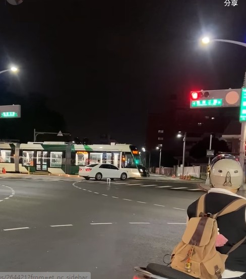 轎車直行二聖路，和直行凱旋三路的輕軌發生小擦撞。 圖：翻攝臉書