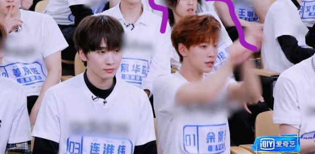 《青春有你3》因為贊助商為Adidas，使得節目畫面充滿了許多馬賽克。 圖:翻攝自愛奇藝