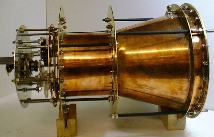 推進裝置 EmDrive 自 20 年前問世以來便備受爭議，儘管它有悖於物理學基本規律，但是研究稱僅通過電磁作用即可產生推力。 圖：翻攝自Satellite Propulsion Research Ltd官網