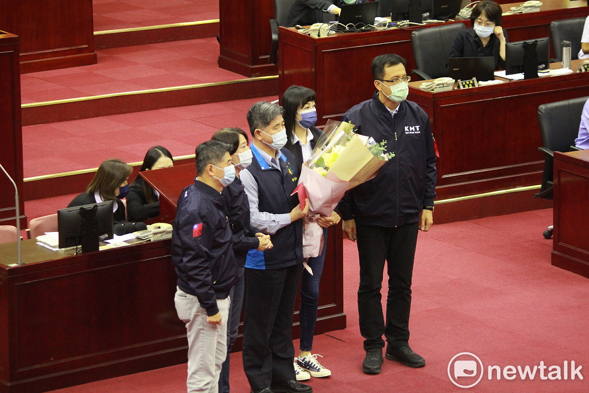 台北市派出45位救難隊員前往支援太魯閣出軌事故，國民黨市議員王鴻薇、闕枚莎、陳炳甫、吳志剛、徐弘庭送花給消防局長吳俊鴻。 圖：周煊惠 / 攝