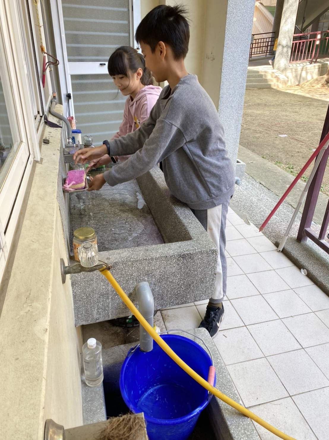 嘉義縣小學教導學生收集洗手後的廢水澆灌植栽。 圖：嘉義縣政府/提供