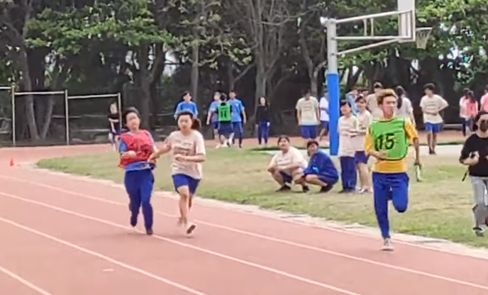 全盲的視障生小蓁在女同學帶領下，擔任大隊接力的最後一棒，盡全力完成比賽，感動了許多人。 圖:翻攝臉書畫面