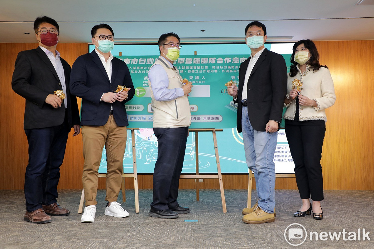 沙崙、南科兩地的自駕公車路線試乘活動日前圓滿結束，今日在台南市長黃偉哲以及市議員林美燕的見證下，「理立系統股份有限公司」、「台灣數位科技股份有限公司」、「府城客運」、「凱勝綠能」等廠商簽署合作意向書。 圖：黃博郎／攝