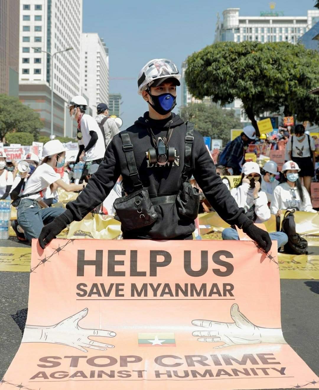 自從緬甸軍政府發動政變後，當地群眾開始上街抗議，知名男模Paing Takhon也積極參與示威，甚至公開聲援民眾。 圖：翻攝自推特