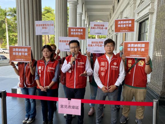 台灣基進成立高雄市議會監督小組，與藍綠黨團隔空互嗆。 圖：台灣基進/提供
