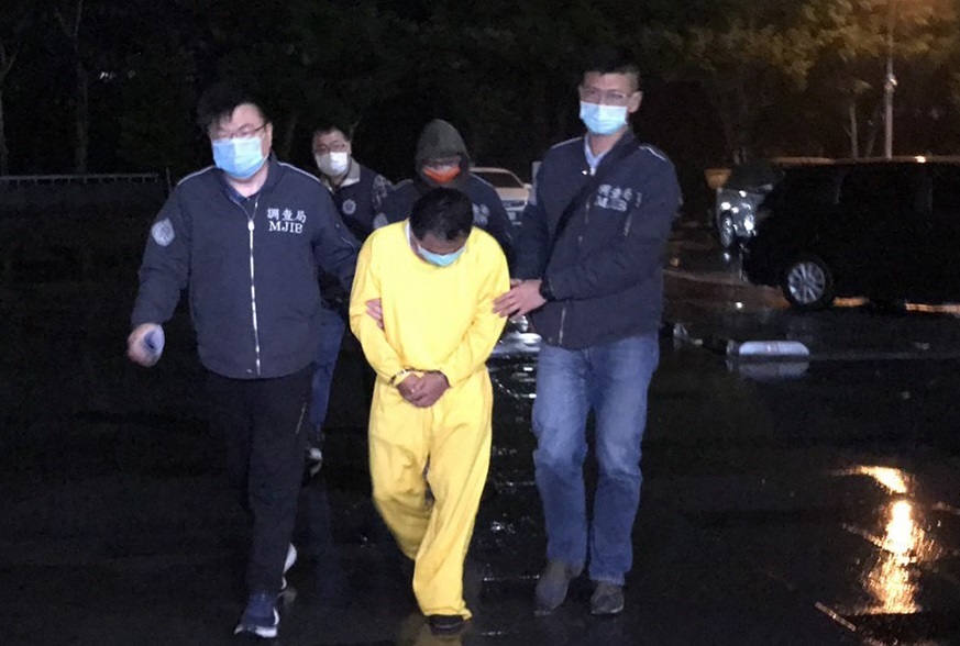 台鐵太魯閣號事故造成重大傷亡慘劇，事發現場工地包商李義祥（中）羈押禁見，8日上午才被花蓮地檢署提訊，晚間再度由警方戒護進入地檢署。 圖：中央社