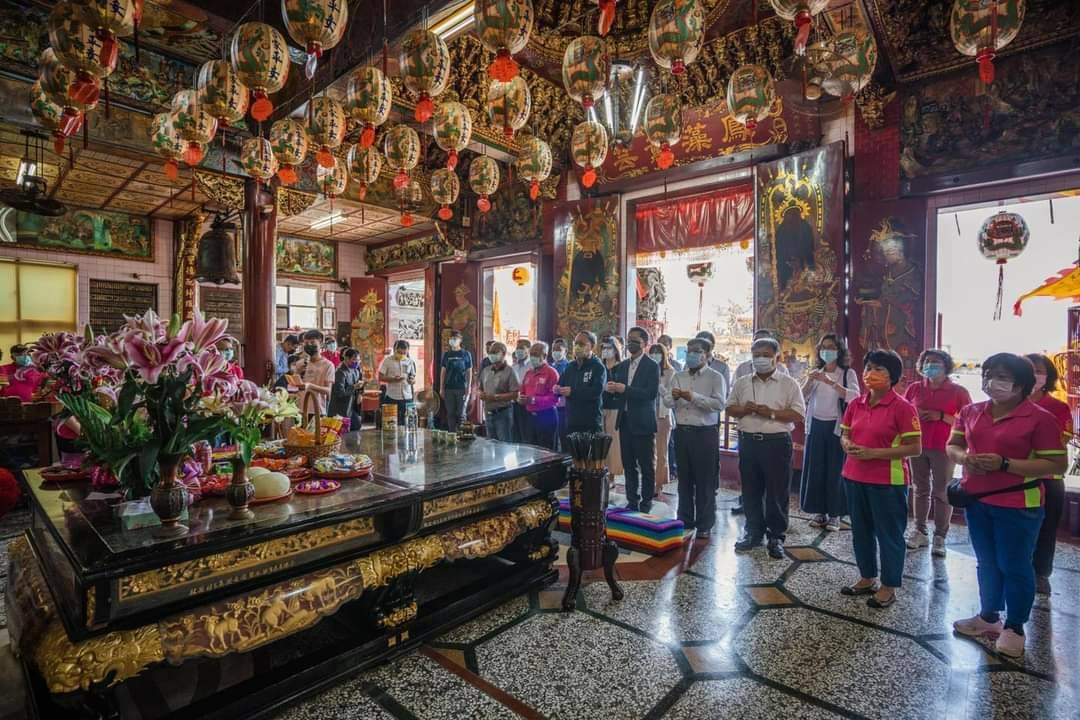 史哲率市府團隊前往林園鳳芸宮林香祝禱。 圖：翻攝史哲臉書