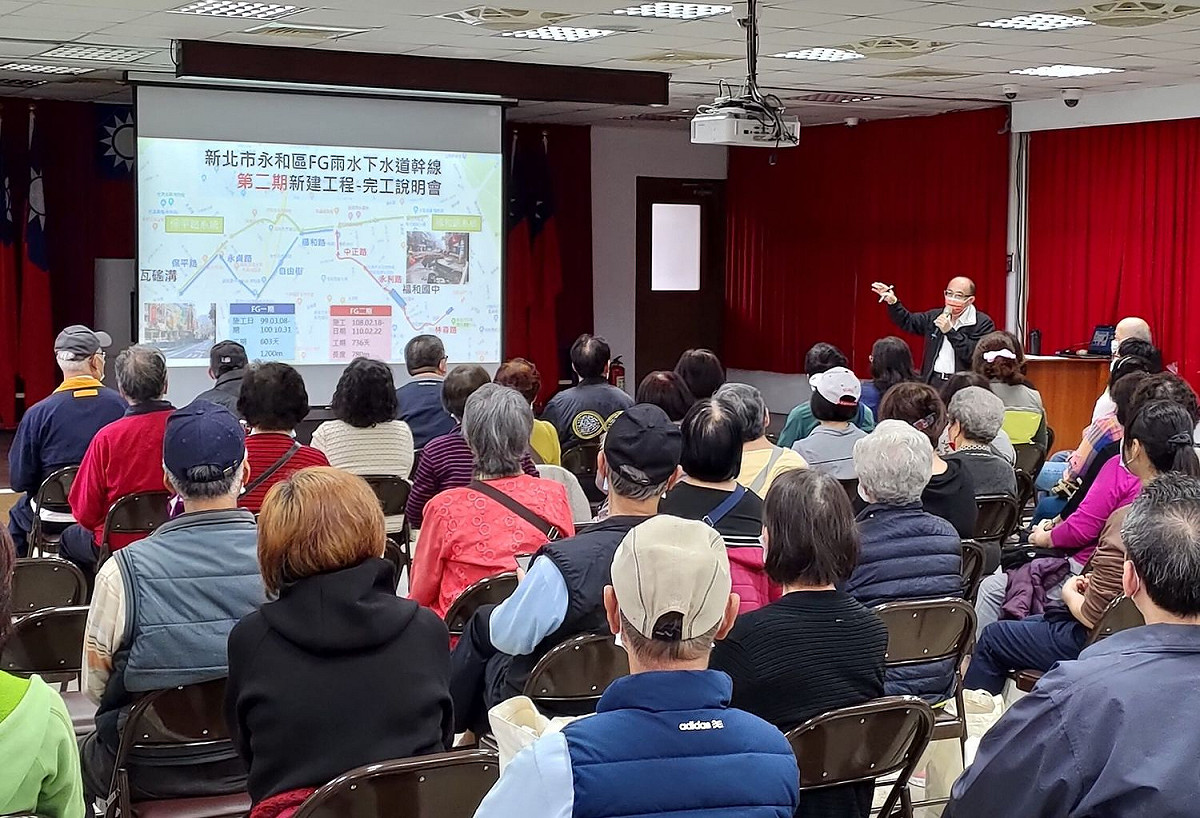 水利局長宋德仁今天帶領施工團隊在永和區公所舉辦完工說明會。 圖：新北市水利局提供