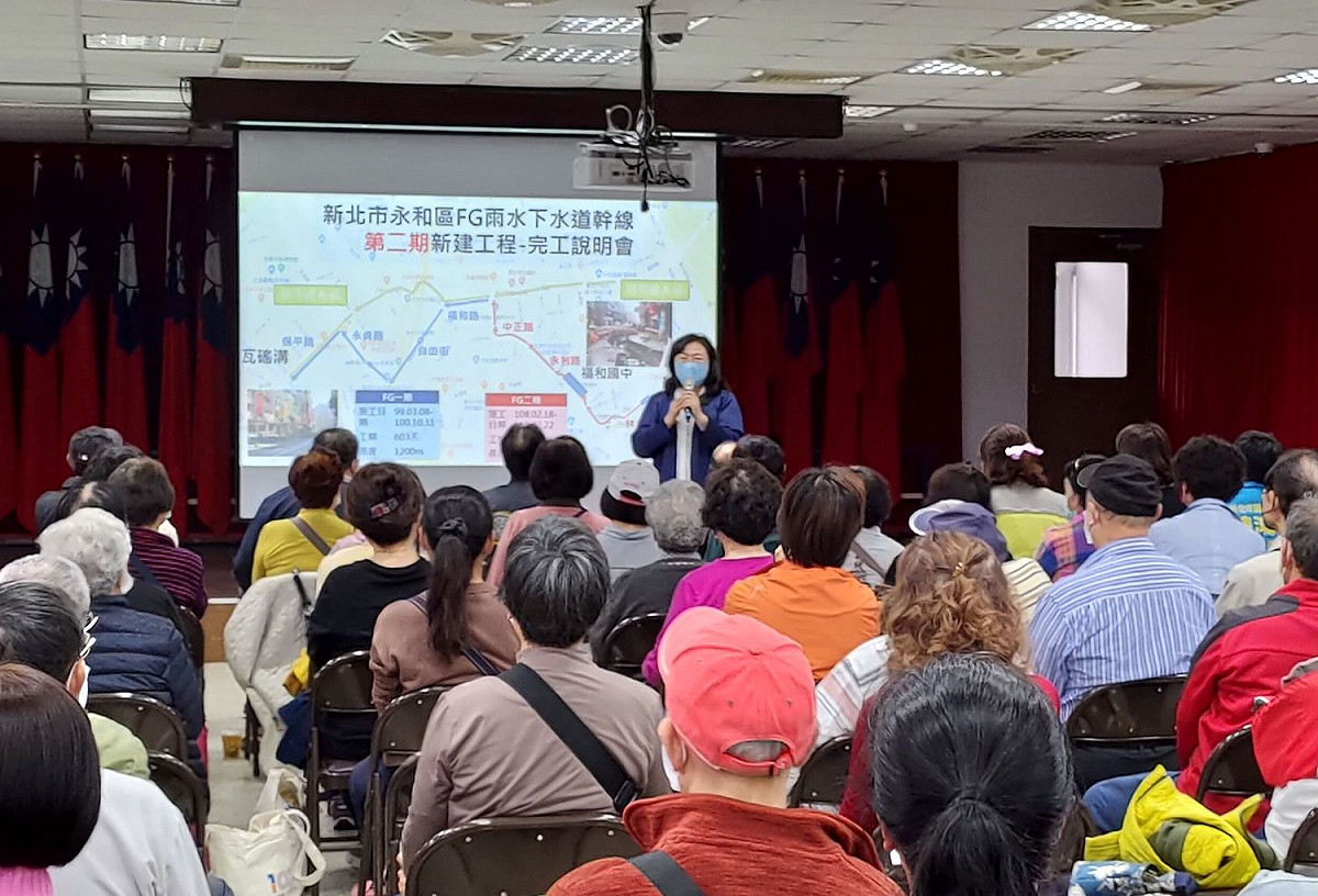 新北市議員連斐璠向民眾說明改善過程，並感謝市府聽取民意。 圖：新北市水利局提供