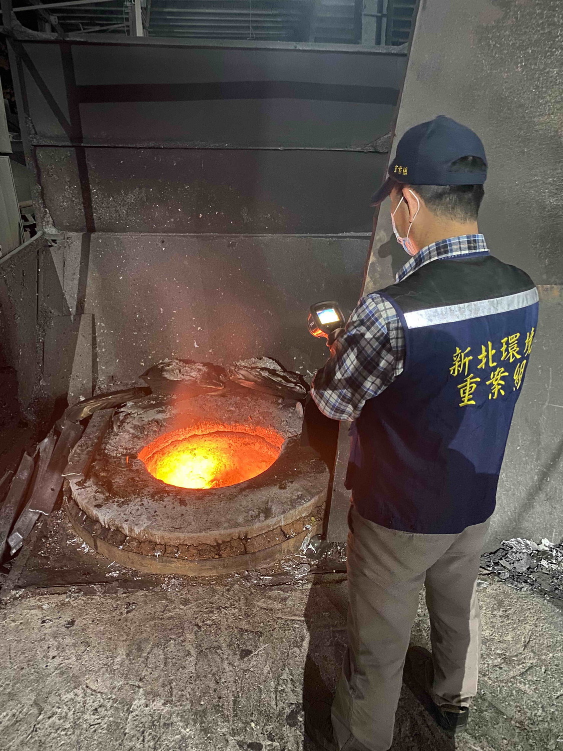 稽查員以熱顯像儀確認該工廠正以280度以上高溫進行冶煉作業。 圖：新北市環保局提供
